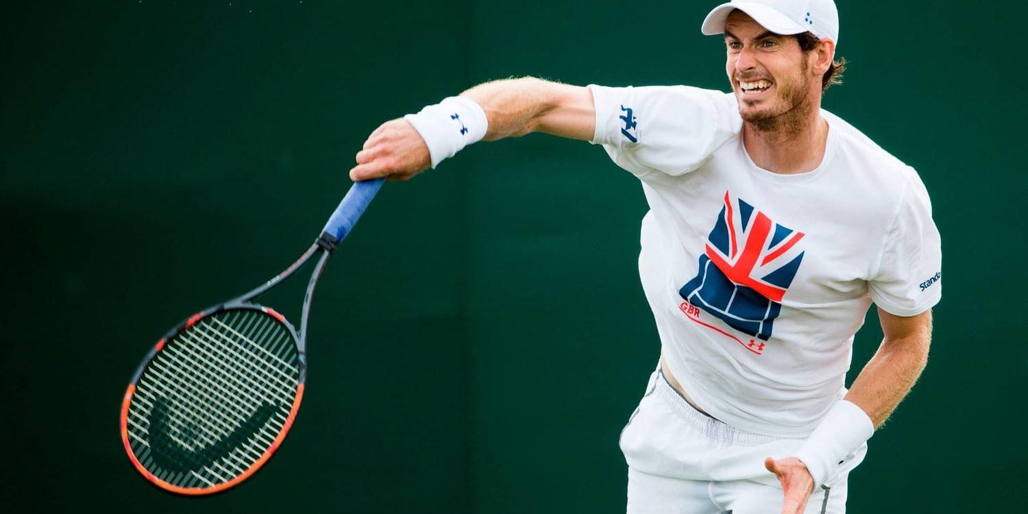 Andy Murray tränade lätt på fredagen, tre dagar innan han går in i Wimbledonturneringen där han är titelförsvarare.