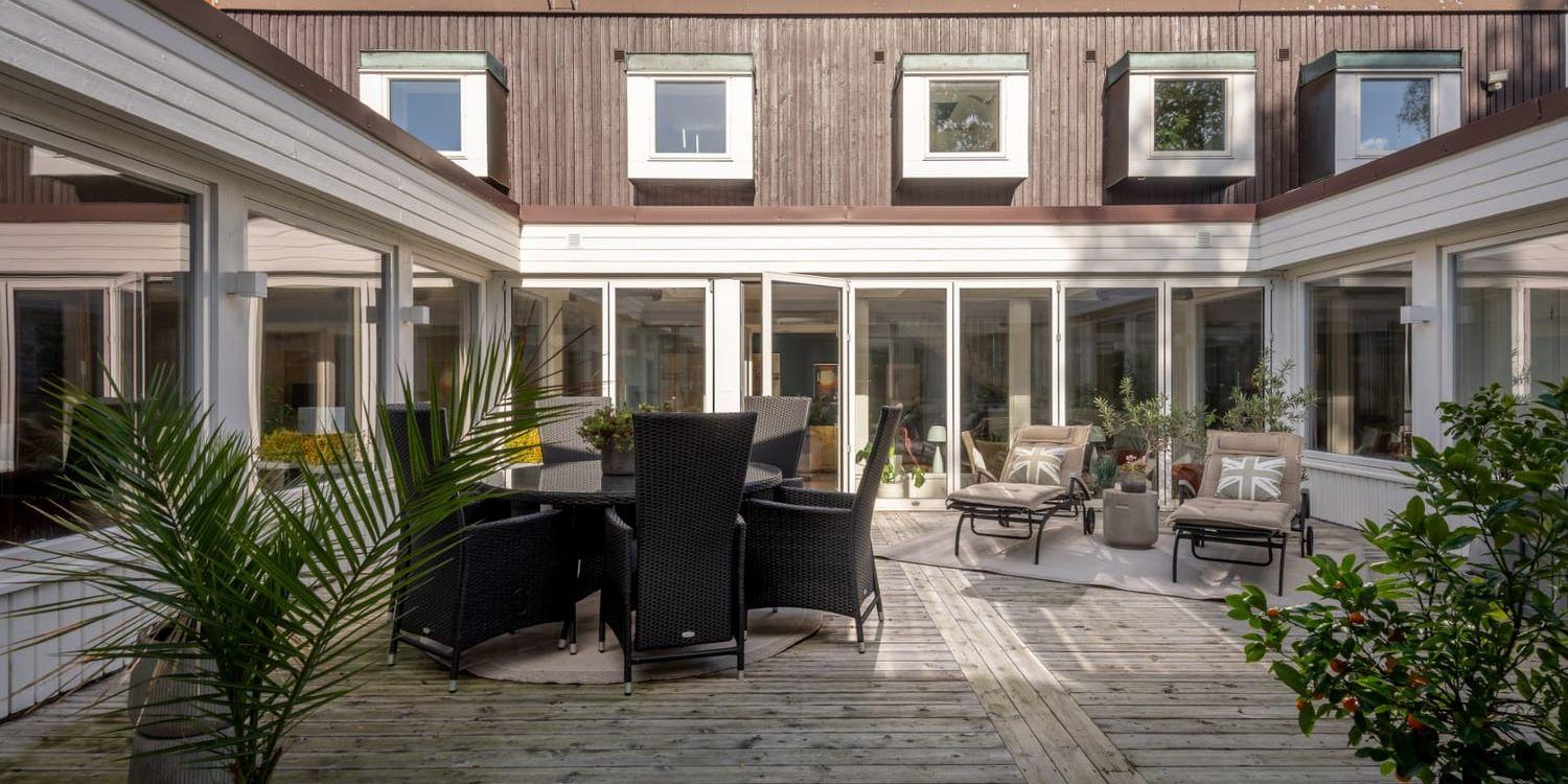 Bild på en innergård i ett atriumhus. 