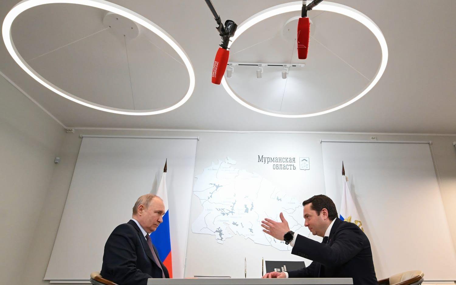 Rysslands president Vladimir Putin under ett möte med Murmansk guvernör Andrej Tjibis i juli 2023.