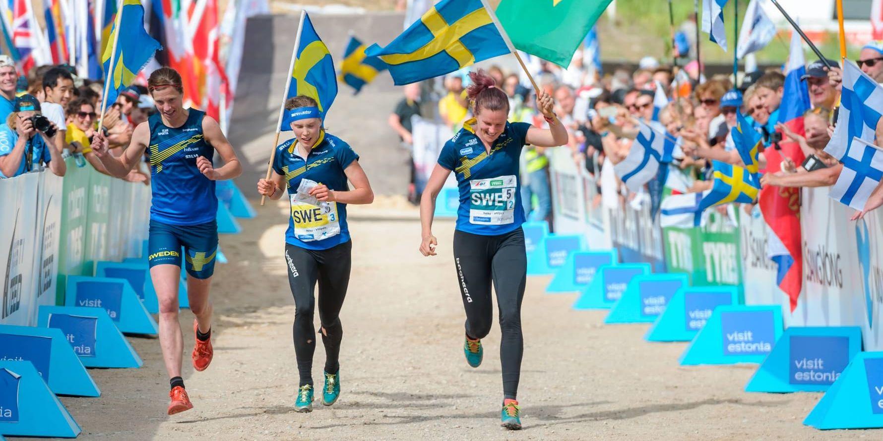 Damernas stafettlag firar Sveriges fjärde guld i orienterings-VM i Estland. Från vänster Emma Johansson, Tove Alexandersson och Helena Jansson.