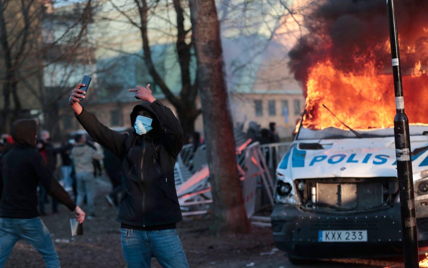 En polisbuss brinner under påskupploppet i Sveaparken i Örebro den 15 april. Hittills har nära 20 personer dömts för brott vid händelsen i Örebro, och fler åtal väntas.