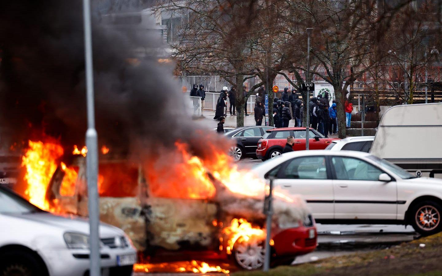 Bilar brinner på en parkering i Navestad i Norrköping den 14 april.
