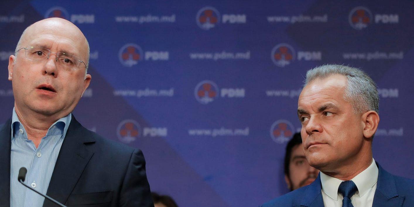 Moldaviens interimspresident Pavel Filip till vänster om Vladimir Plahotniuc, som leder Demokratiska partiet. Arkivbild.