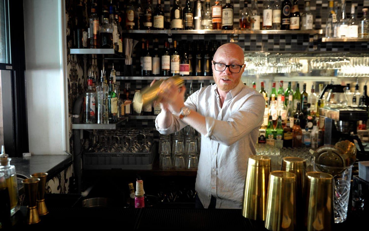 Toppklass. Peter Bellmyr har ställt upp i bartender-SM flera gånger. 2013 fick han en bronsmedalj för sina drinkblandarkunskaper. Foto: Lotta Olsson