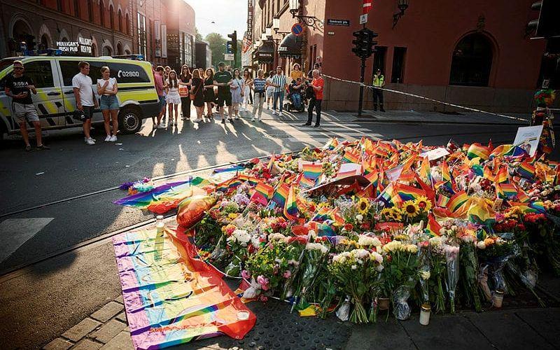 På hörnet Kristian IVs gate och Rosenkrantz’ gate läggs det blommor för att hedra offren. Bara några meter norrut på Rosenkrantz’ gate ligger gaybaren London pub.