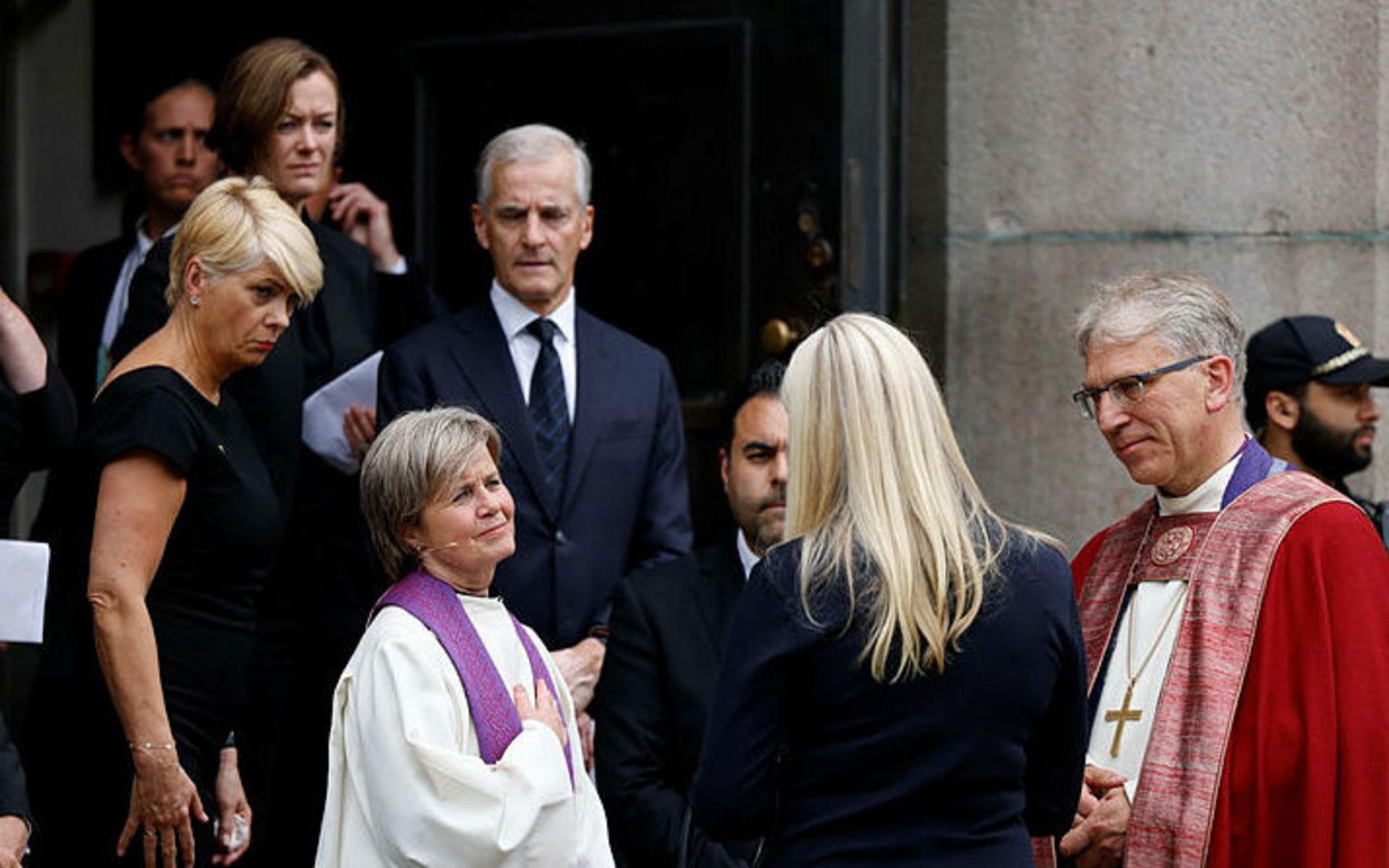 Utanför Oslo domkyrka samlades bland annat Anette Trettebergstuen (bakom statsministern), kultur- och jämställdhetsminister i Norge, Kristin Gunleiksrud Raaum (till vänster om statsministern), ledare av kyrkorådet och Anne-May Grasaas (framför statsministern), domprost.