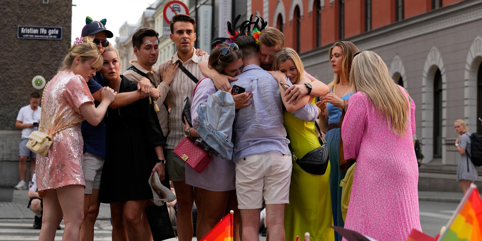 Sorg i Oslo efter skjutningen. På flera ställen syntes ställningstaganden från folk med regnbågsflaggor. (Sergei Grits/AP)