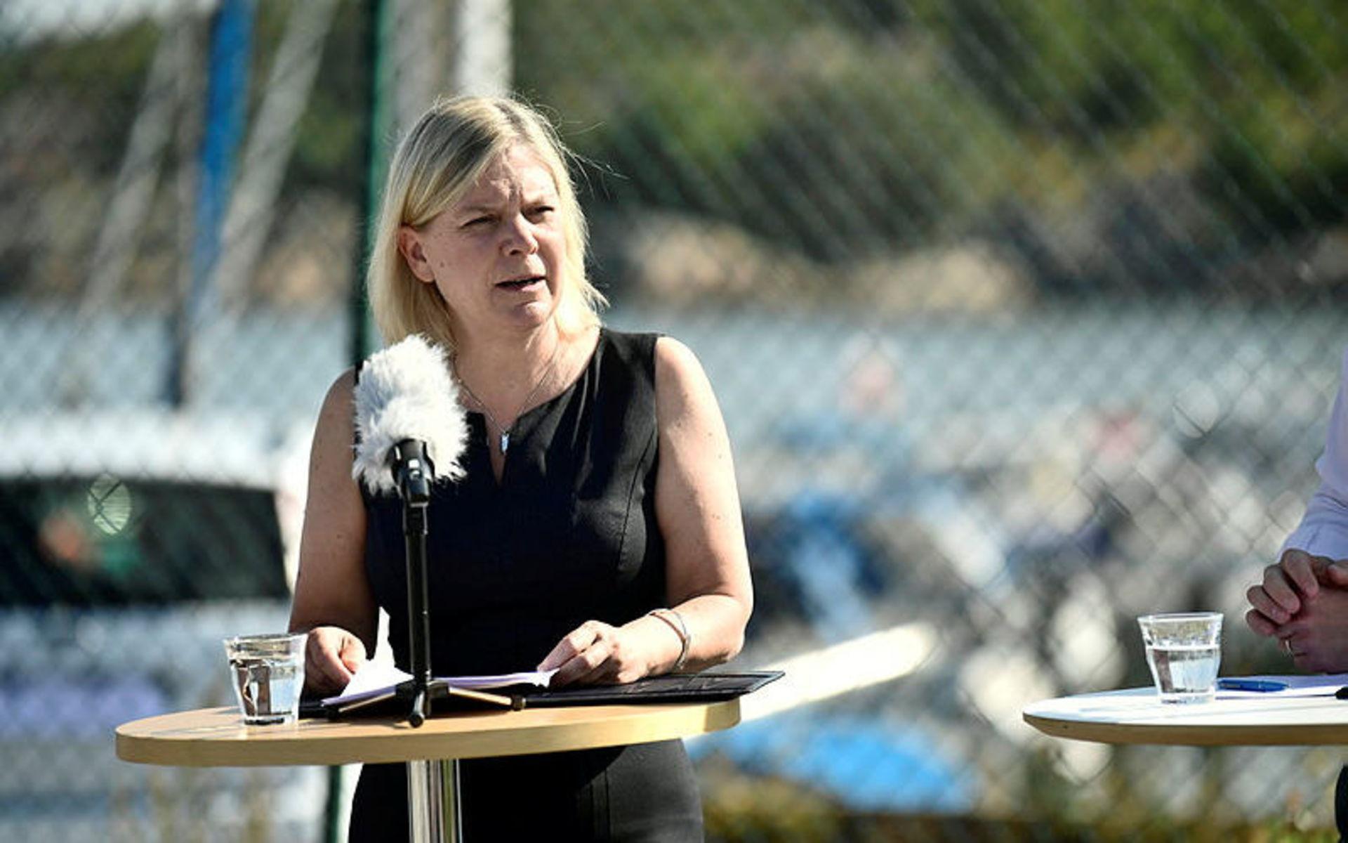 Statsminister Magdalena Andersson menar att skjutningar på öppen gata nu har blivit en epidemi. 