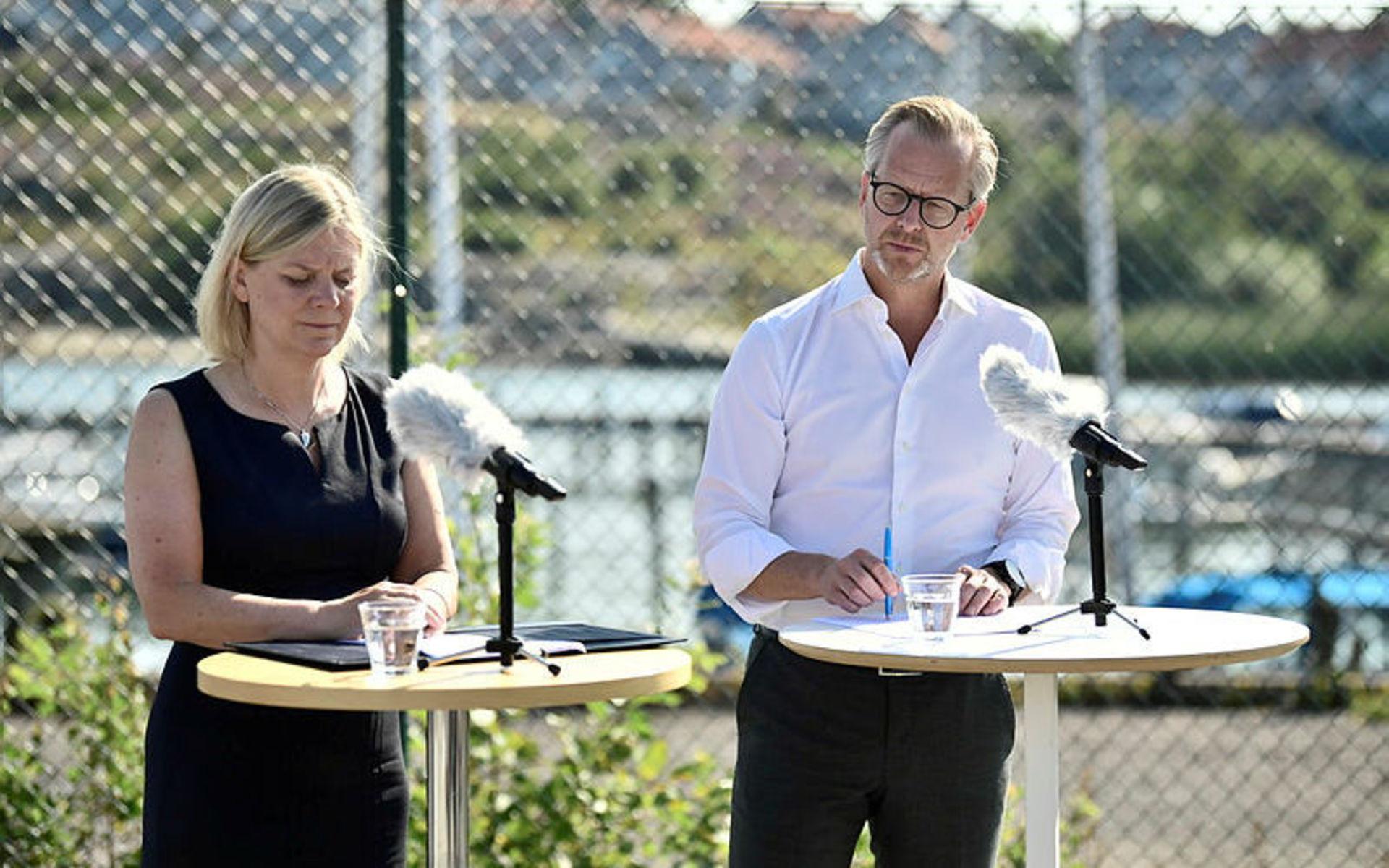 Magdalena Andersson och Mikael Damberg i Tånguddens hamn i Frölunda.