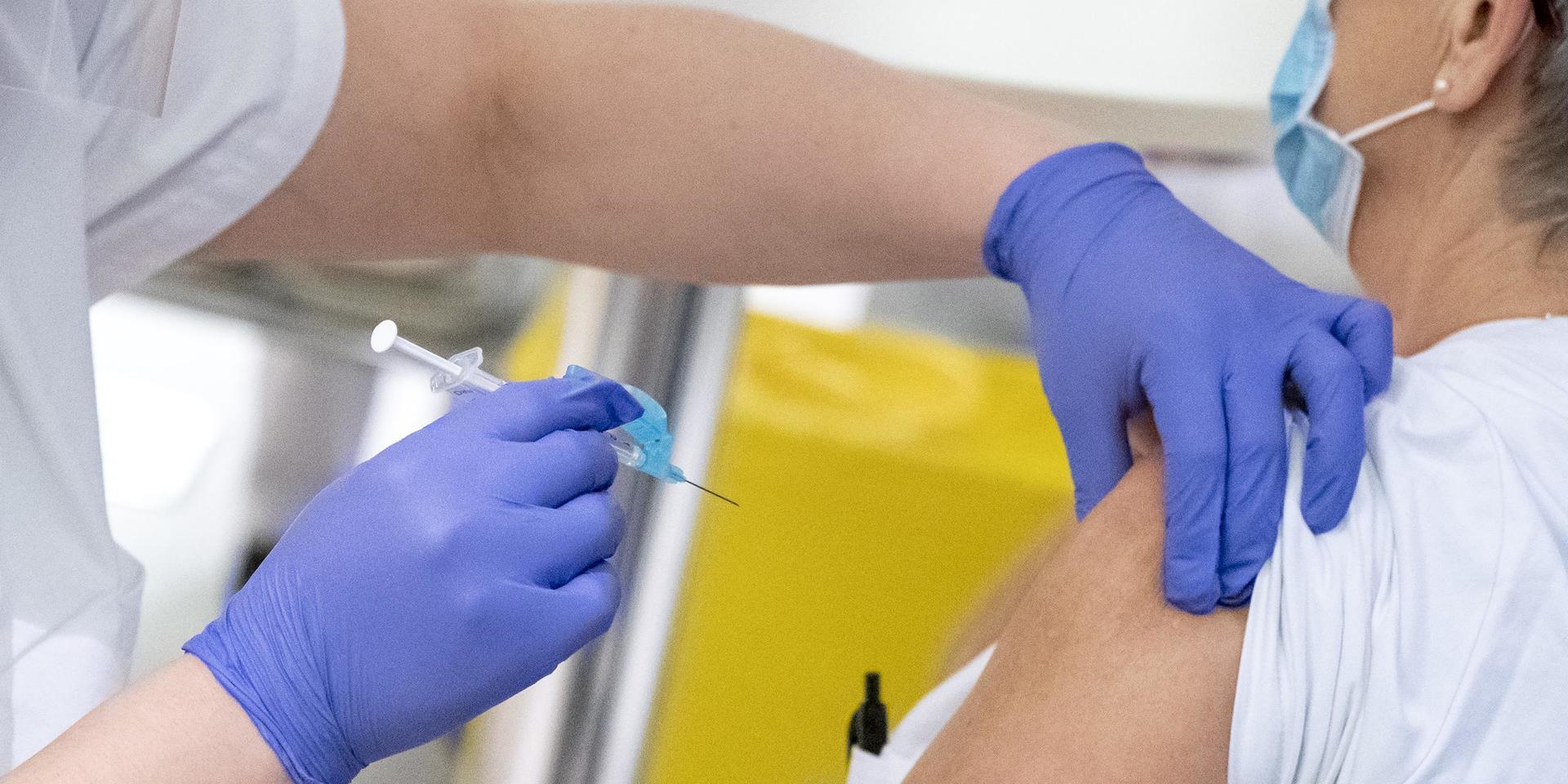 Sjukhuspersonal i Malmö vaccineras mot covid-19 med vaccin från Pfizer/Biontech.