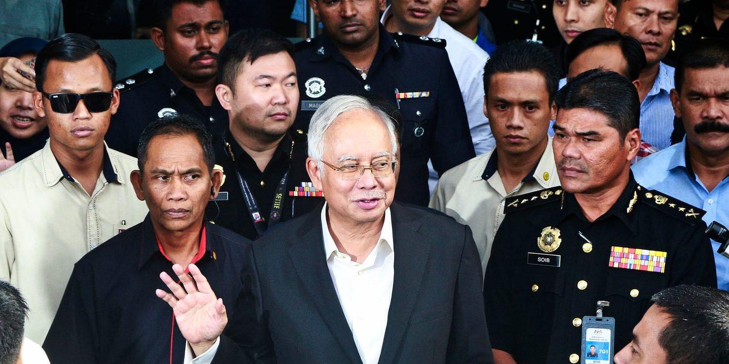 Malaysias tidigare premiärminister Najib Razak efter ett förhör om korruptionsanklagelserna i maj. Arkivbild.
