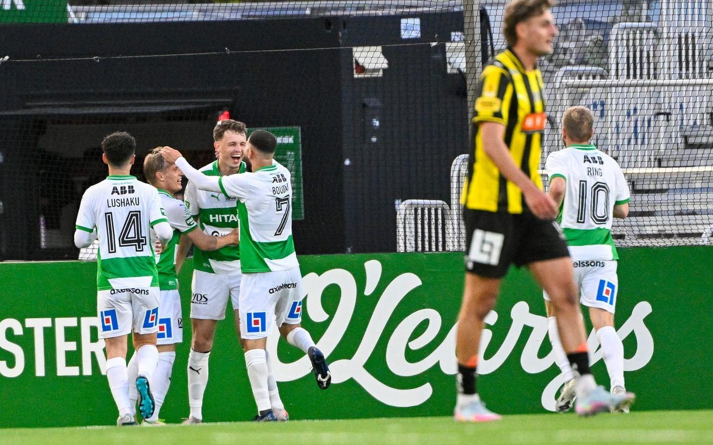 Mikkel Ladefoged kramas om efter sitt andra mål i matchen mot Häcken.