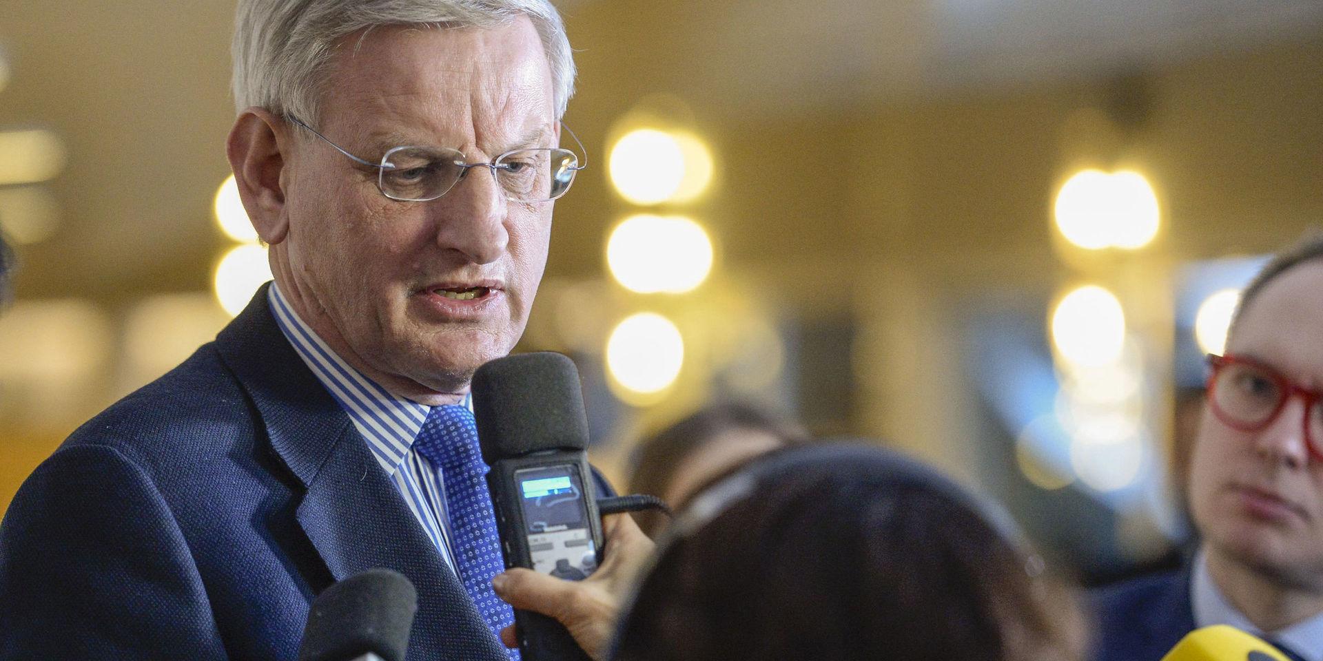 Carl Bildt har i flera inlägg på Twitter kritiserat Sveriges samarbetsförmåga i EU under pandemin. 