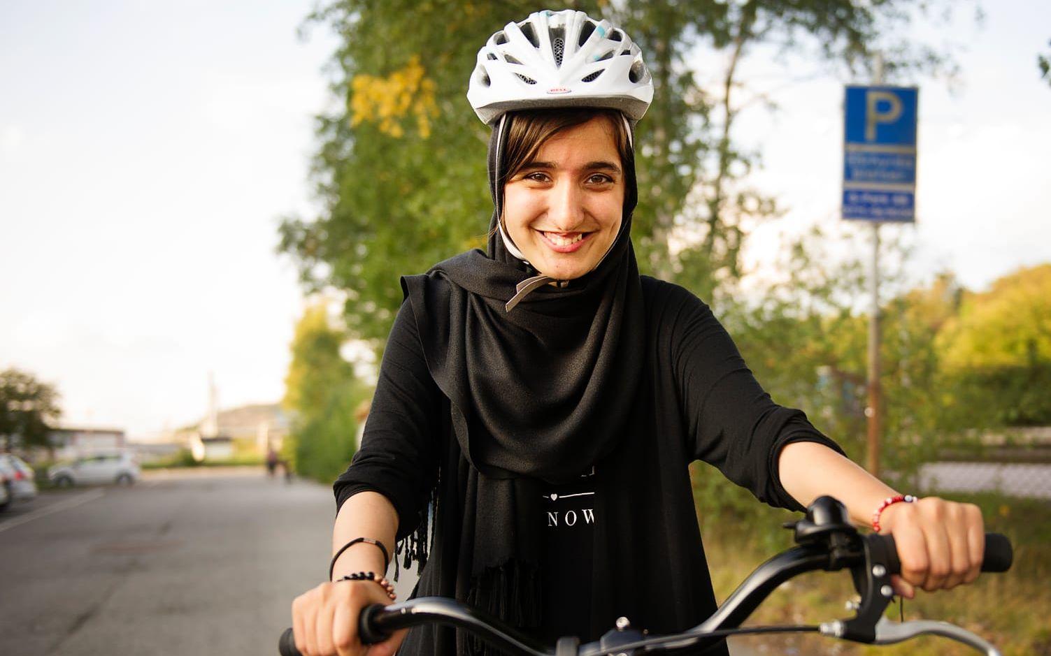 Roya Ahmadyar, 14, ser fram emot att lära sig att cykla och slippa ta bussen till skolan.