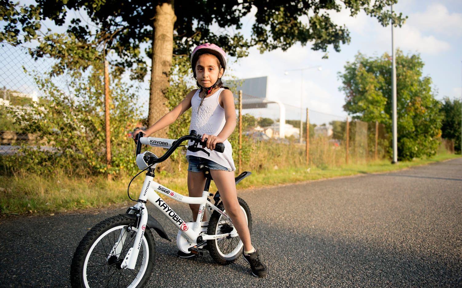 Bahar Ahmadyar, 8 har kunnat cykla i över ett år. "Jag kan cykla med bara en hand, men det känns säkrast med två", säger hon.