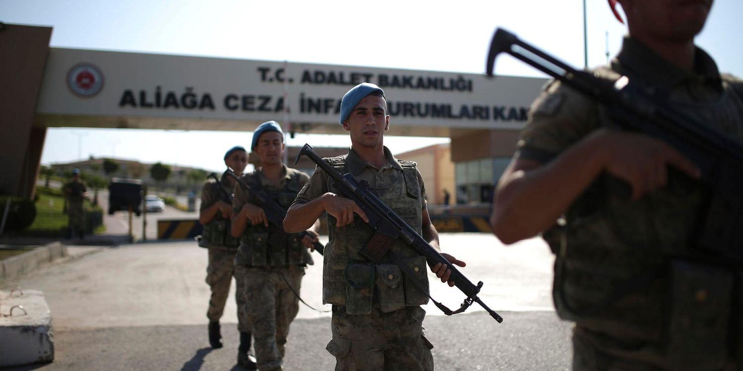 Turkiska soldater på vakt utanför ett fängelse i Aliaga i Izmir-provinsen i västra Turkiet, där en domstol i förra veckan avslog den amerikanske pastron Andrew Brunsons begäran att släppas fri.