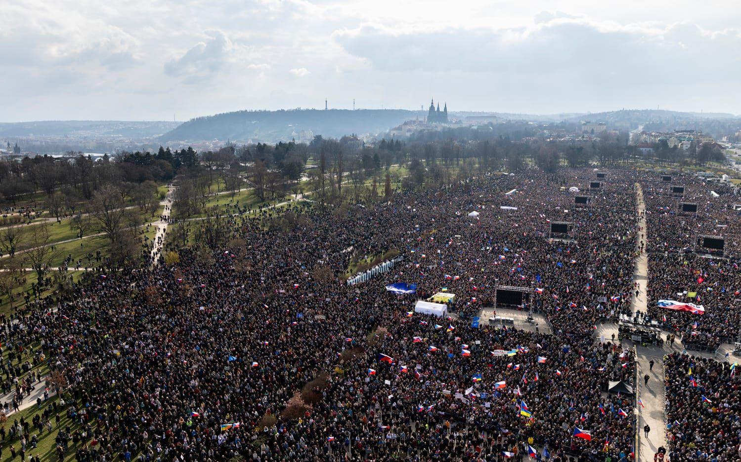 Omkring 200 000 människor var på plats under lördagens demonstration i Prag, enligt organisatören. 