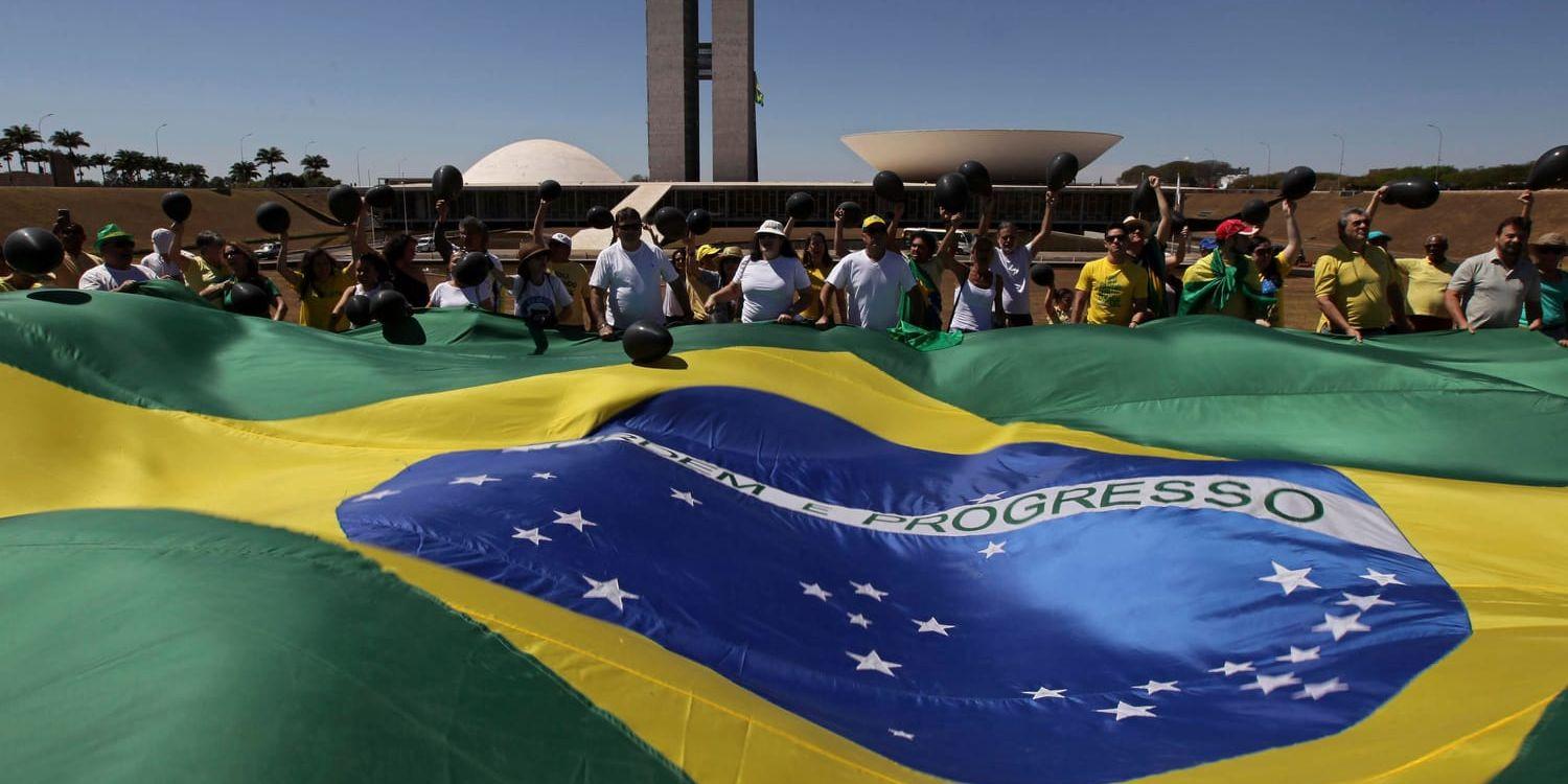 Demonstranter protesterar mot korrupta politiker utanför kongressen i huvudstaden Brasilia. Bilden är från 2017. Arkivbild.