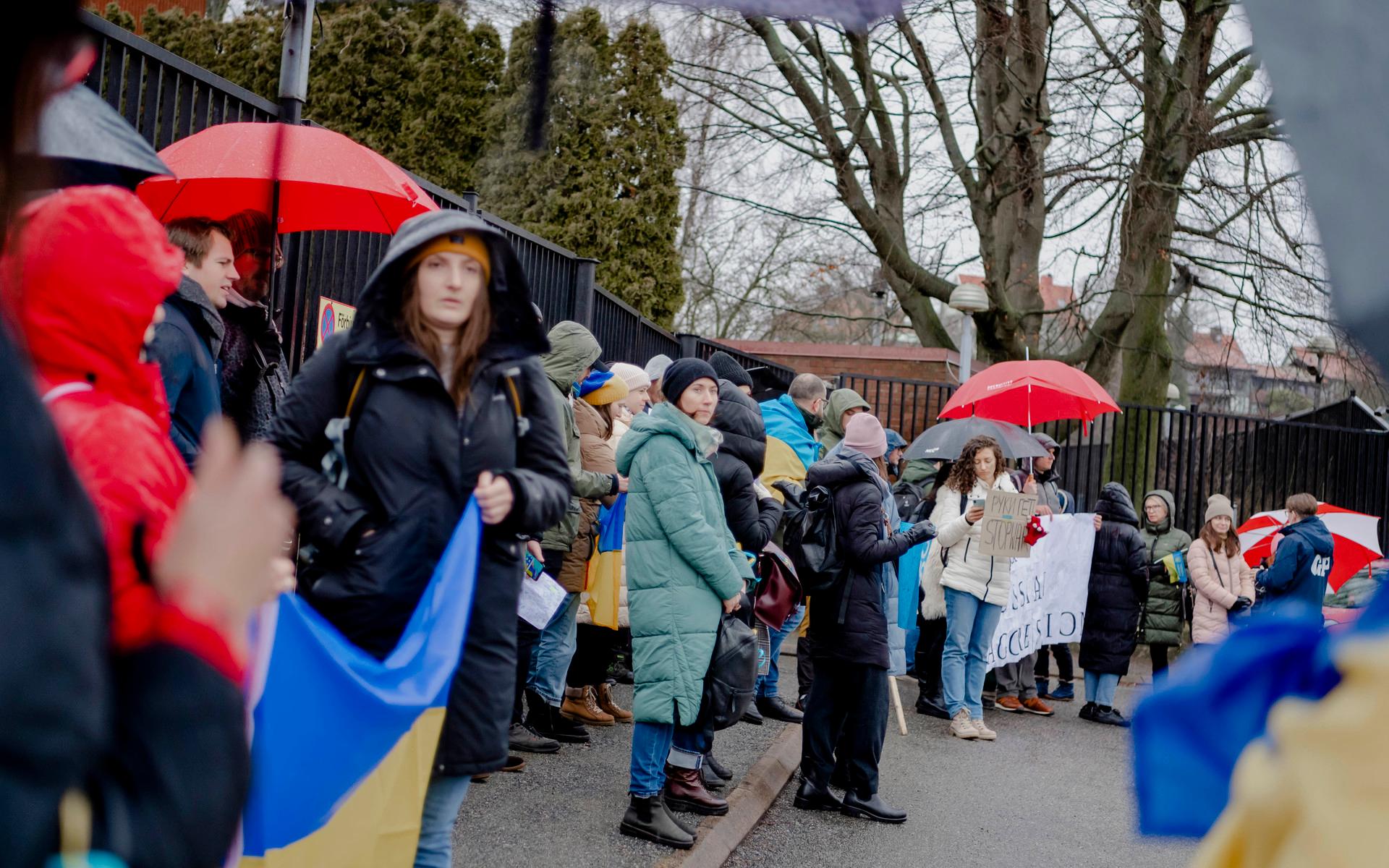 Ett femtiotal personer deltog i åsiktsyttringen, varav många har nära kopplingar till Ukraina.