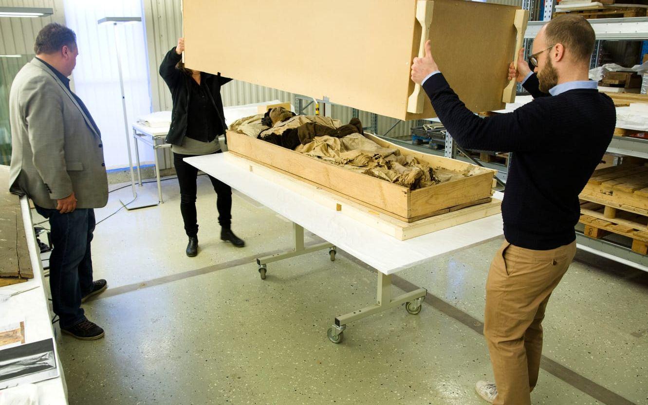 Efter att kistan öppnats 2013 genomfördes en rad undersökningen av den mumifierade kroppen.