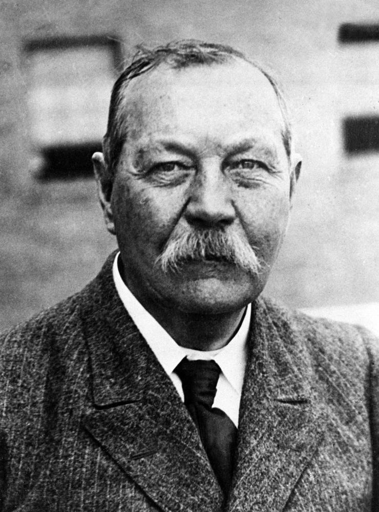 Sir Arthur Conan Doyle, författaren som skapade Sherlock Holmes syns här 1930, samma år som han dog. Sammanlagt skrev han 56 noveller och 4 böcker om detektiven, den första blott som 27-åring.