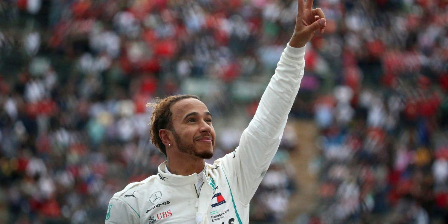 Lewis Hamilton firar segern i Mexiko.