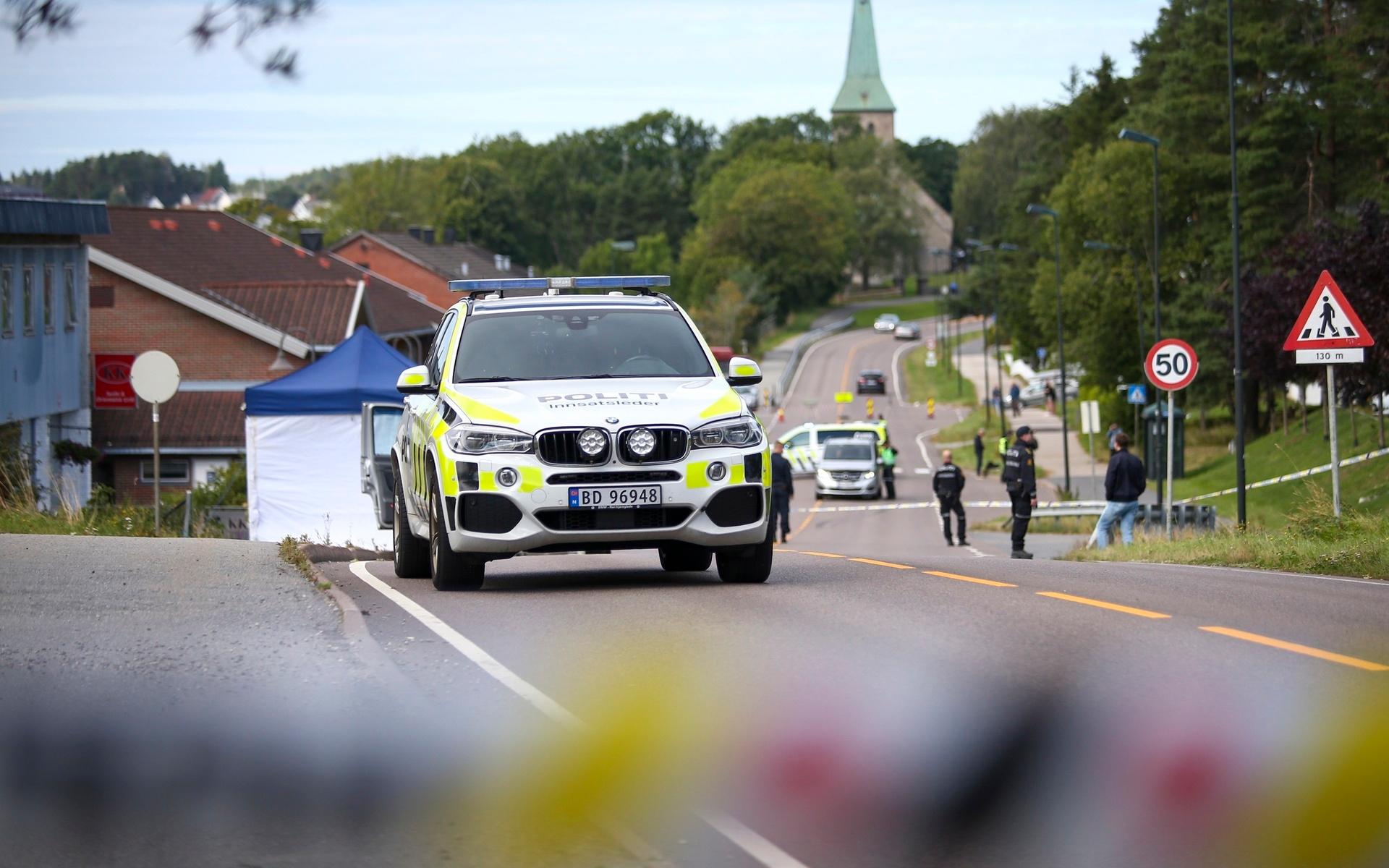 Enligt polisen hade den nu avlidne svensken beväpnad med en eller flera knivar jagat en annan man.