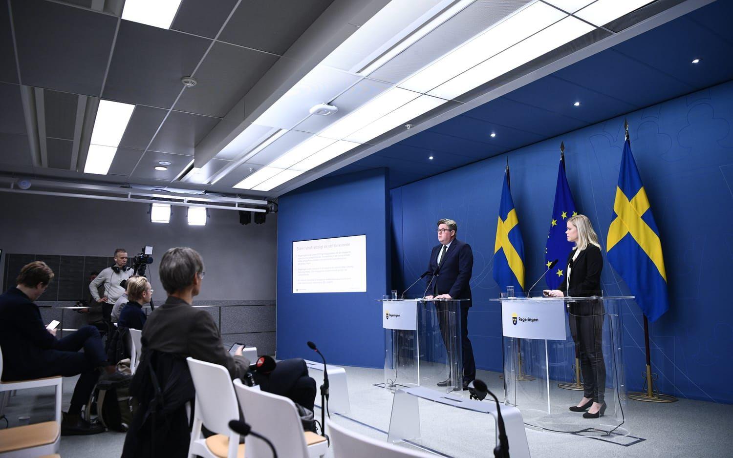 Justitieminister Gunnar Strömmer (M) och jämställdhets- och biträdande arbetsmarknadsminister Paulina Brandberg (L) under pressträff där de presenterar regeringens insatser för att bekämpa våld mot kvinnor.