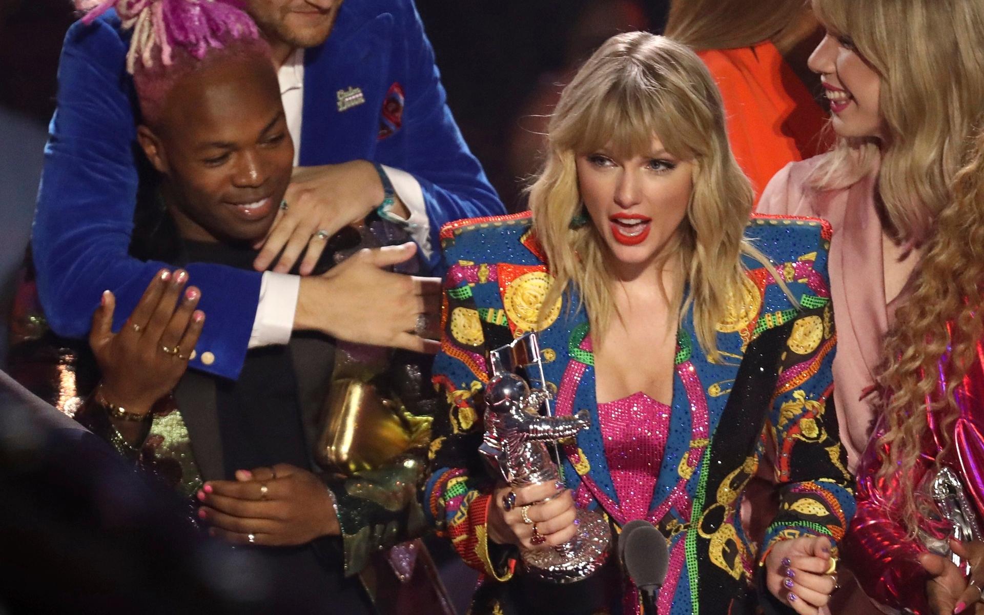 Taylor Swift tar emot pris på MTV Video Music Awards 2019.