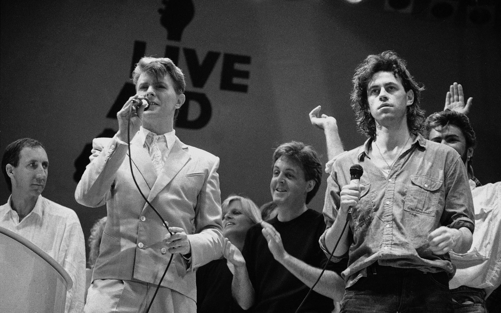 David Bowie delade ut en känga till MTV när han i en intervju i programmet uppmärksammade den dåliga mångfald bland artister. Här ser vi honom tillsammans med Paul McCartney och Live Aid-grundaren Bob Geldoff.