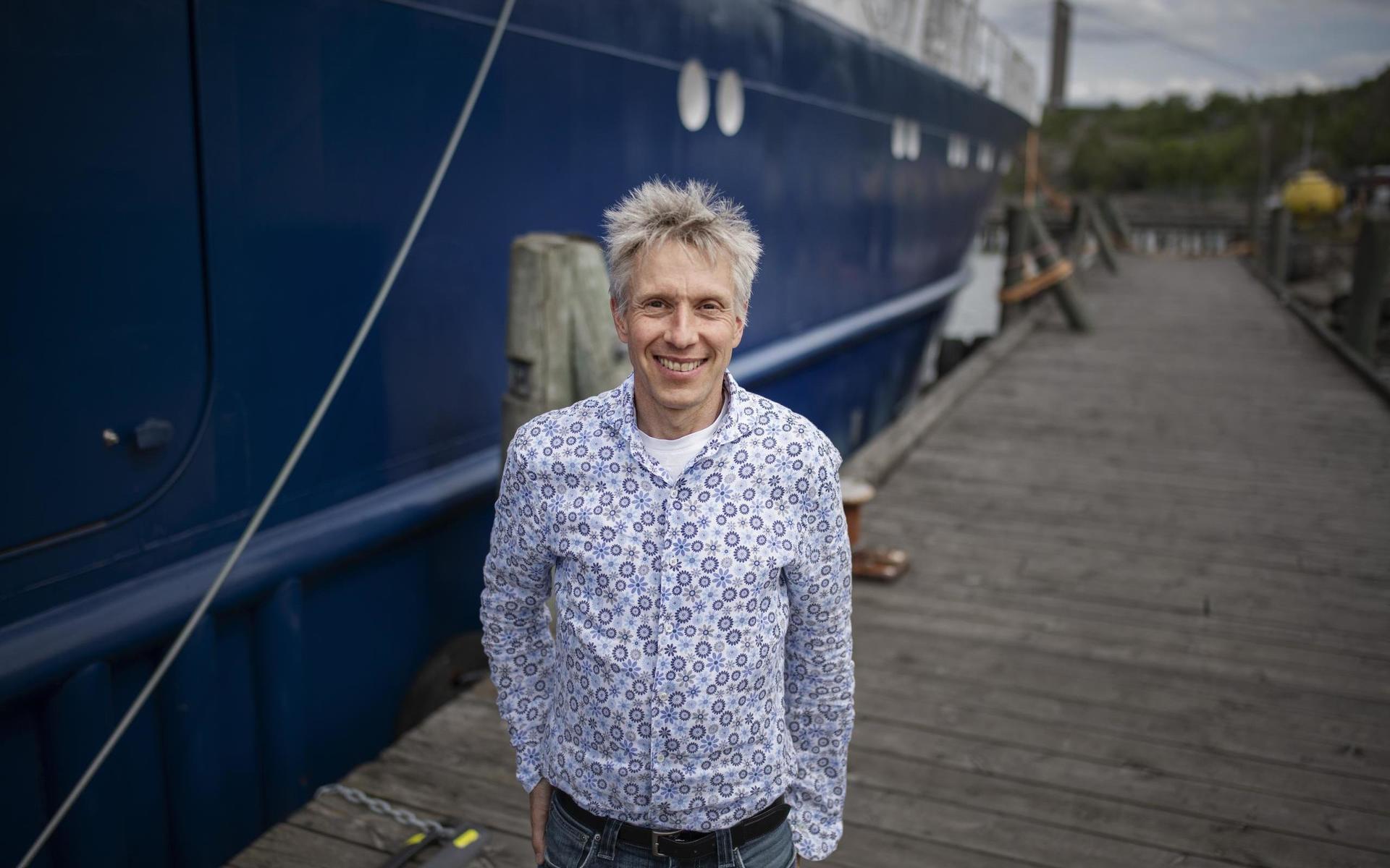 Göran Hilmersson, ordförande i styrgruppen för GU:s fartygsbygge, är lättat över att äntligen ha fått hem båten. “Det känns jätteskönt, det är mycket lättare att ha båten nära.”