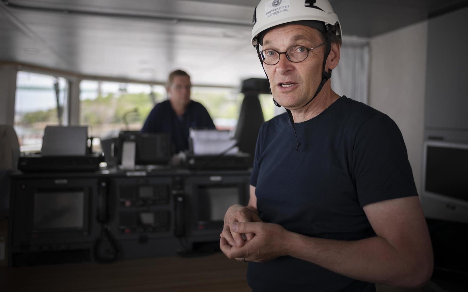 Thomas Dahlgren, marinbiolog på GU, står vid forskarnas plats på bryggan.