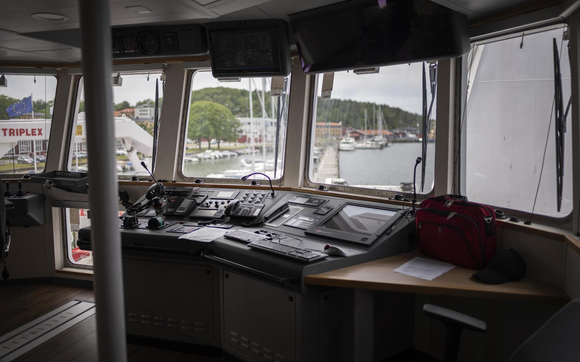 Bryggan har kontrollpaneler överallt, även mot båtens akter, där man behöver kunna manövrera kranar och vinschar.