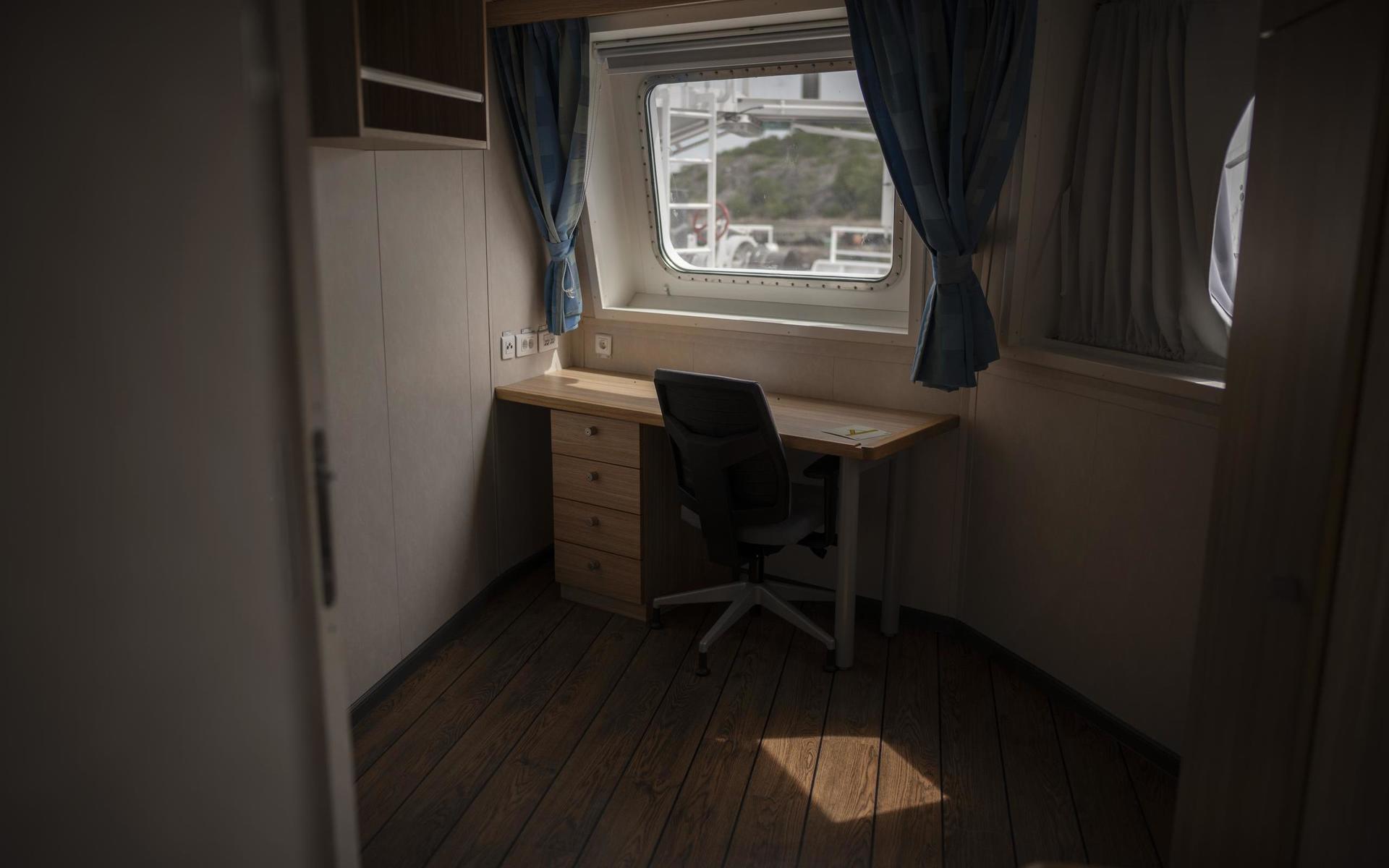 Kaptenshytten har ett litet skrivbord också. Samt utsikt.