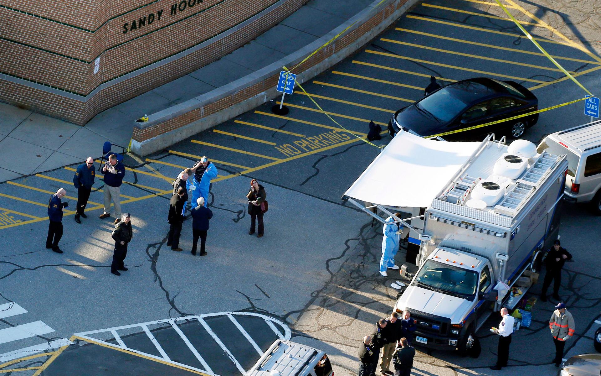 Här pågår insatsen efter skolskjutningen på Sandy Hook Elementary School i Newtown, Connecticut. 2012 mördade Adam Lanza 26 personer på skolan och innan det sin egen mor.