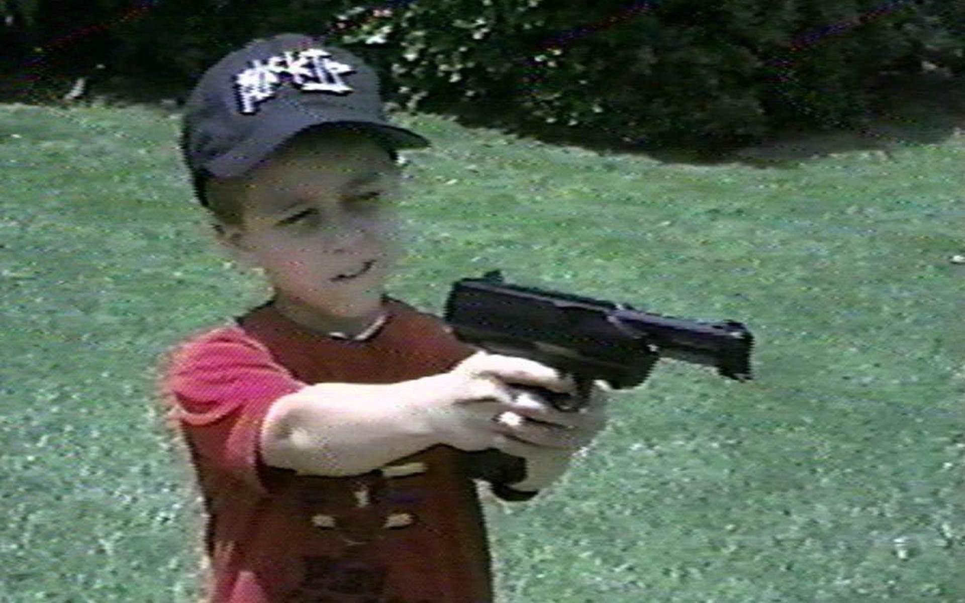 Andrew Golden fångad på en hemmavideo någon gång under sin barndom.