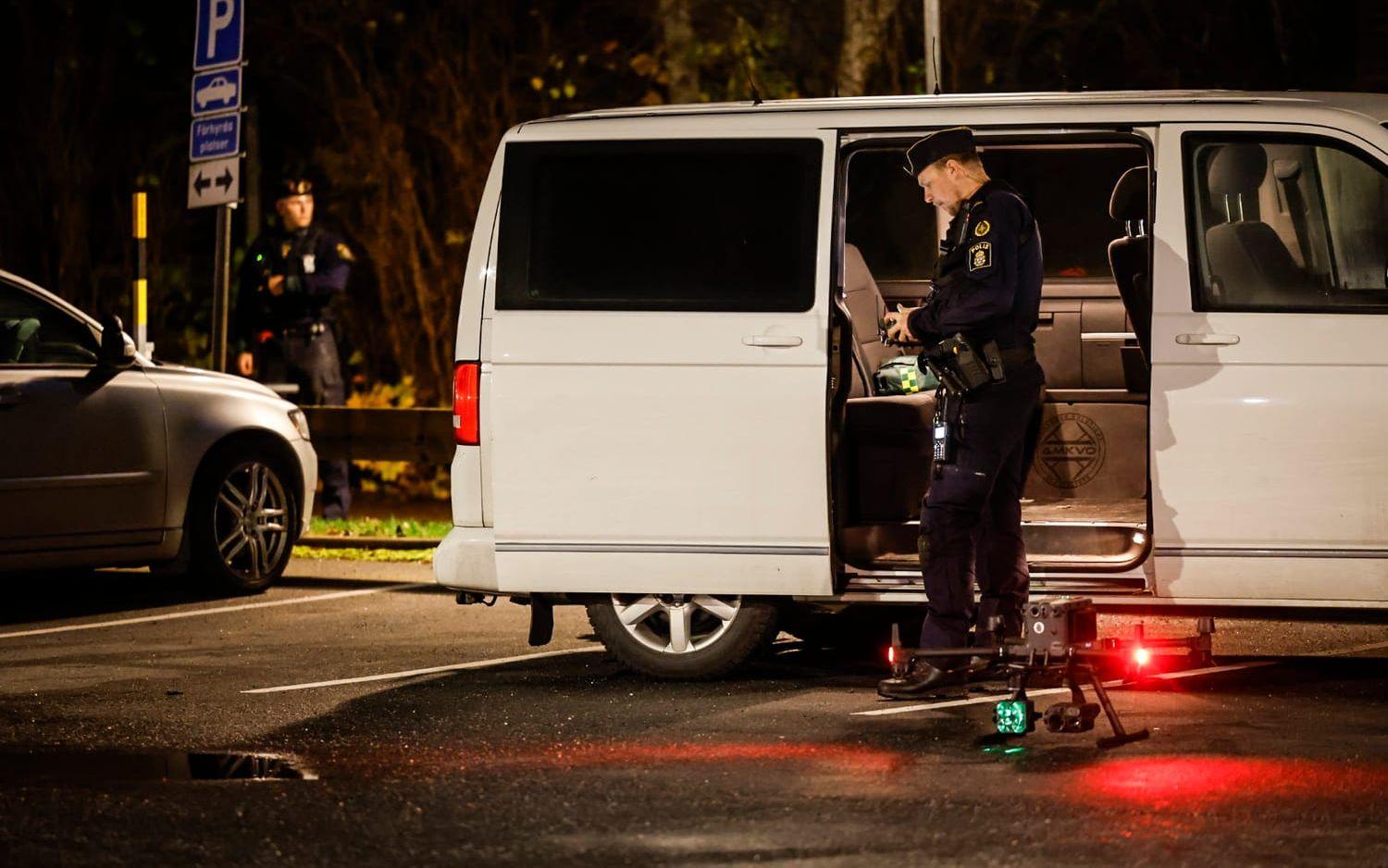 Polis på plats i Västerås där en mamma dödades och hennes vuxna son skadades 3 november förra året. 