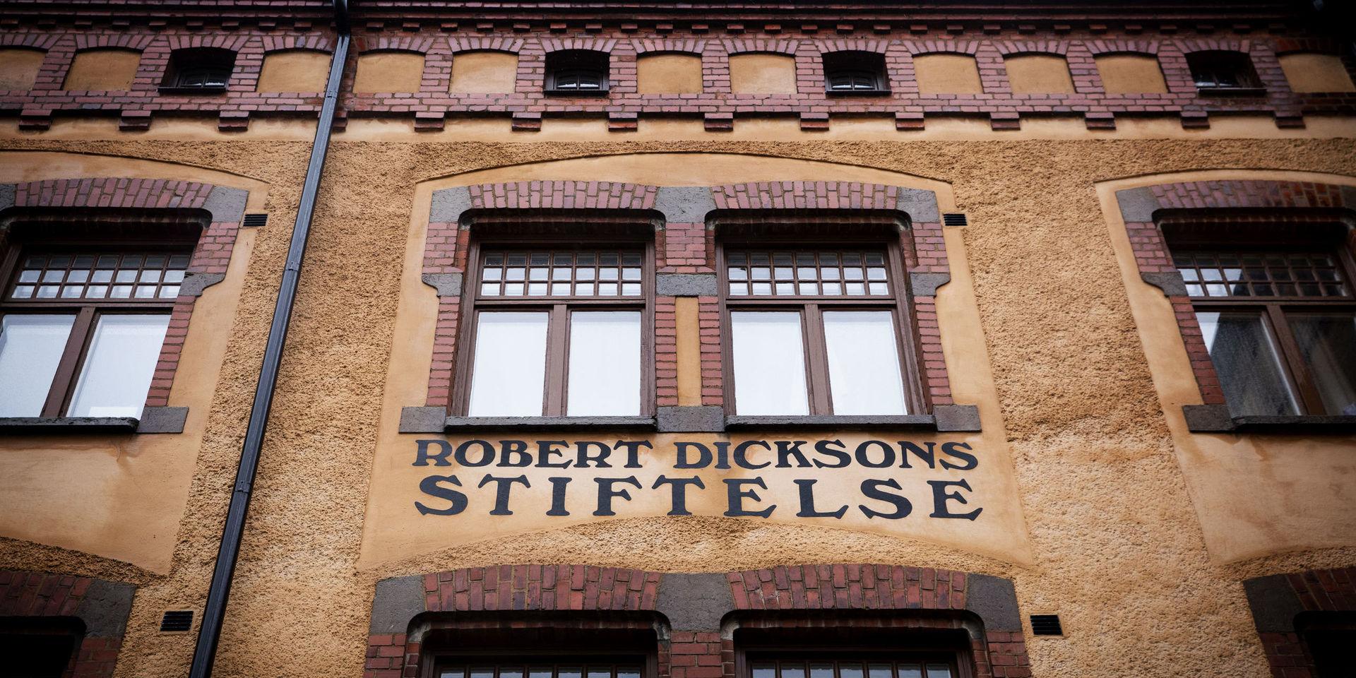 Robert Dicksons stiftelse ska höja hyrorna i sina nyrenoverade lägenheter i Haga. 