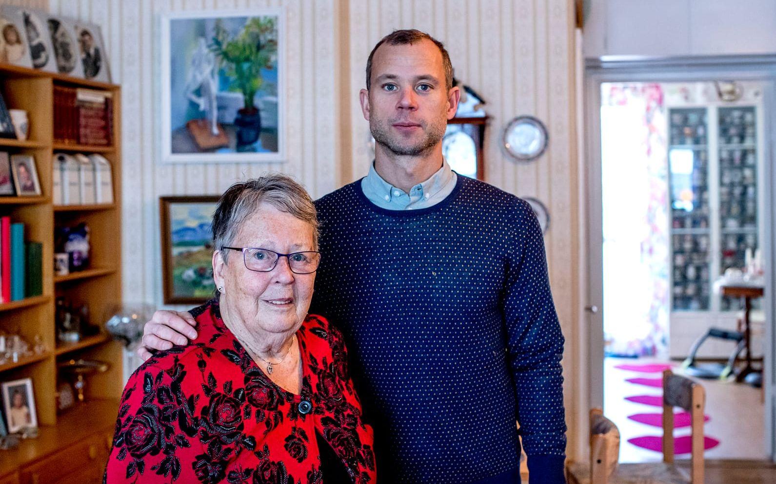 Ingrid Lindgren, 82, och Mikael Söderman, 36, känner varandra genom Äldrekontakt, en ideell förening som anordnar fikaträffar för ensamma äldre. Foto: Adam Ihse