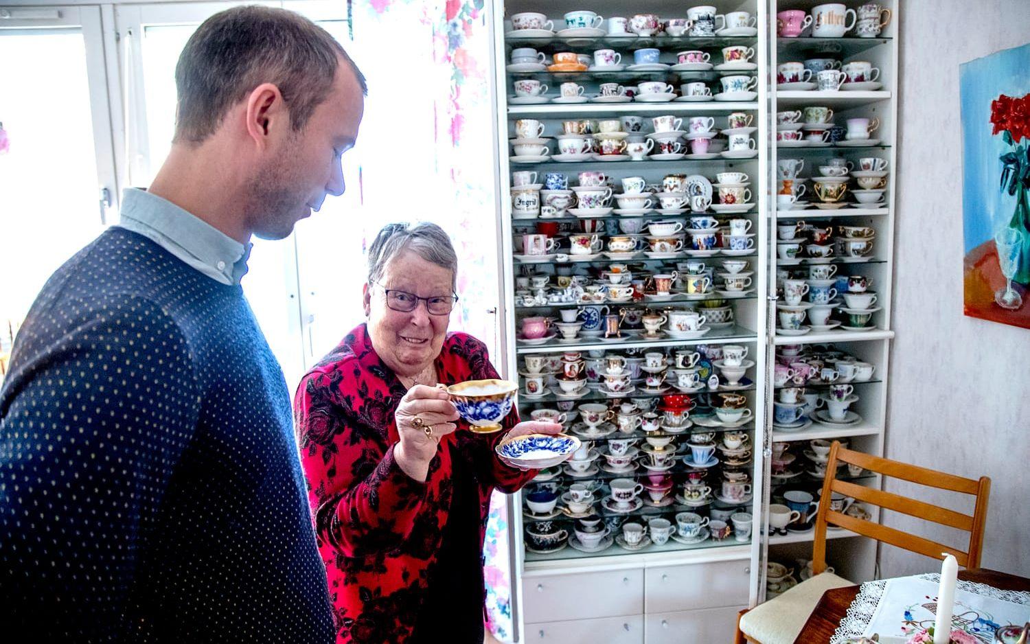 Ingrid Lindgren visar sin kaffekoppssamling för Mikael Söderman. Hon har samlat i ungefär trettio år. Foto: Adam Ihse