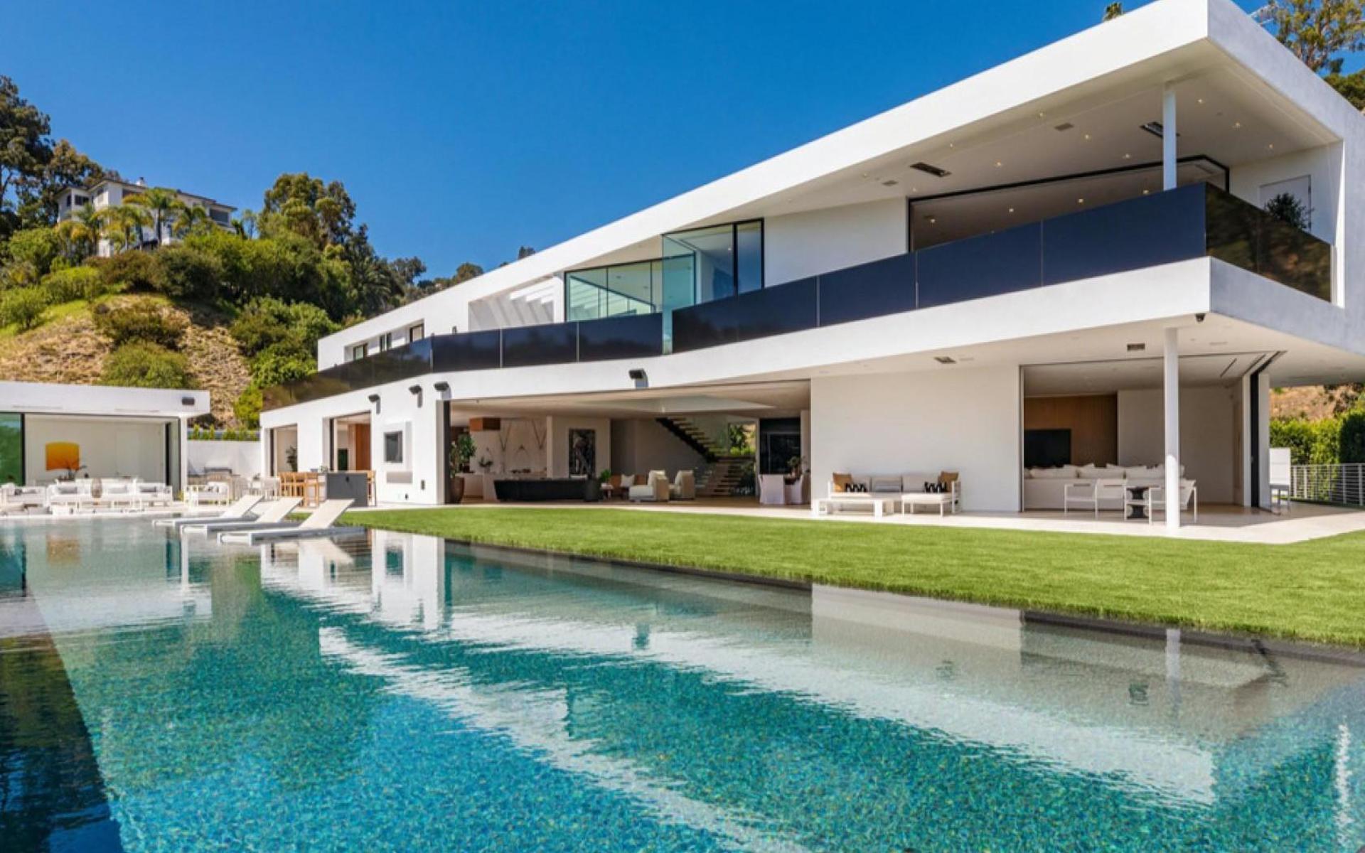 Legends och Teigen sålde nyligen ett mindre hus i Beverly Hills. Nu flyttar de till ett nytt hem.