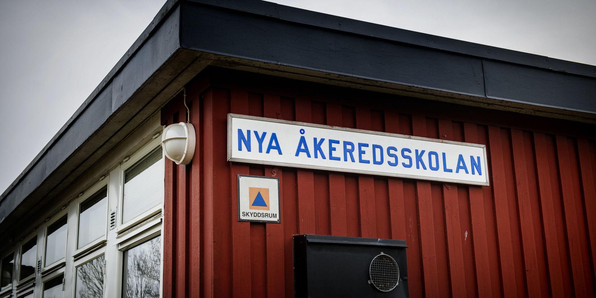 Nya Åkeredsskolan, som är namnet på fasadens skylt, bedömdes ha blivit allt för gammal och eftersatt. Nu är det klart var eleverna och personalen ska vara resten av vårterminen.
