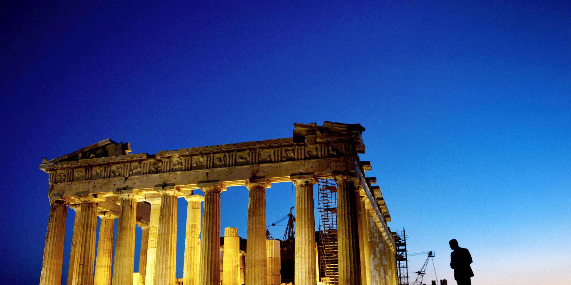 Parthenon upplyst på Acropolis topp, en symbol för Athen – demokratins vagga.