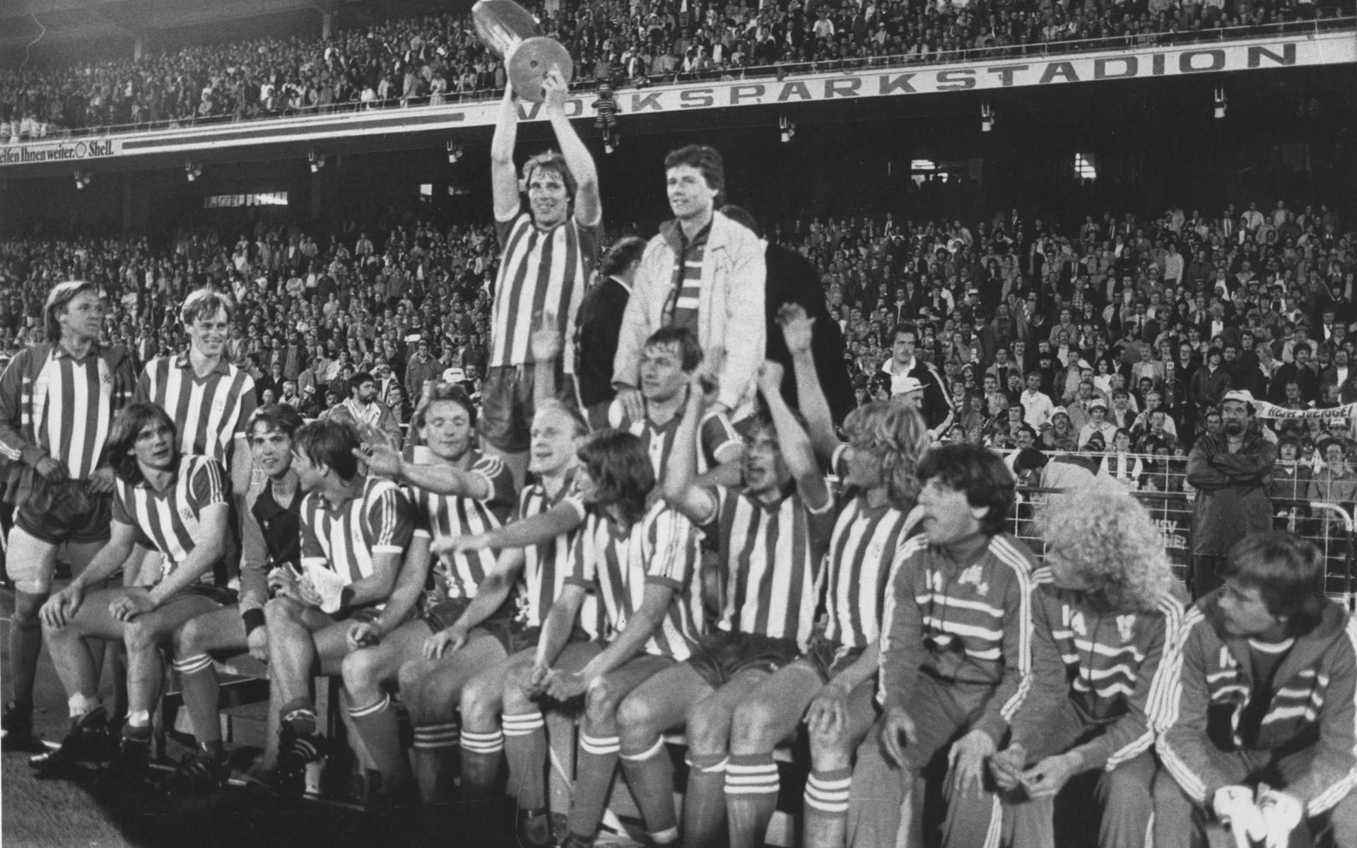 IFK Göteborg vann Uefacupen 1982 och 1987. Även blåvita experter har efteråt haft svårt att förklara varför just 1982 års generation svarade för ett internationellt genombrott som inget annat nordiskt lag tidigare hade mäktat med.  En viktig förklaring är Torbjörn Nilsson som med sina nio mål blev Uefacupens skyttegång och dominerande gestalt.  Även mittbacken Glenn Hysén (som värvats för 25 000 kronor från Hisingsklubben Warta) var betydelsefull. Men kanske kom trots allt IFK:s ordförande Gunnar Larsson sanningen närmast när han betonade laget som kollektiv: ”Våra framgångar har baserats på inställningen att lagspel går före individualism”. Ett urval av blåvita bilder från denna storhetstid måste av nödvändighet – som det heter på göteborgska – göras fläckevis. Här är två ögonblick från Uefacupsegern på bortaplan den 19 maj 1982 mot Hamburg: Torbjörn Nilsson har j ust gjort 2-0-målet i den andra finalen mot Hamburg och hela laget jublar på Volksparkstadion. Bilderna är alltså tagna i Västtyskland. Men de hör utan tvekan till den göteborgska idrottshistorien. 