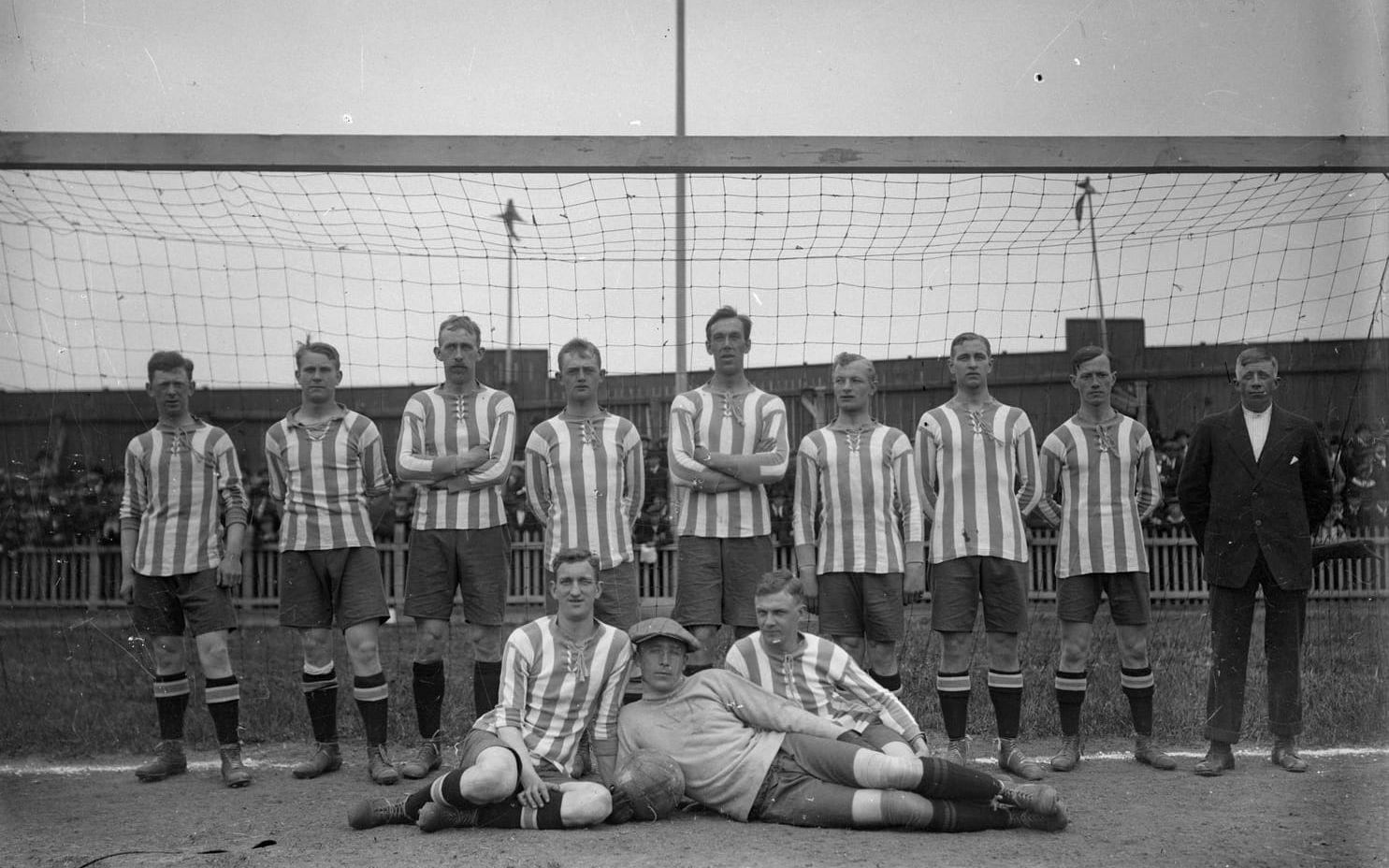 IFK Göteborg på Valhalla Idrottsplats den 21 maj 1916. Tredje man från vänster – i mustasch – är Erik Börjesson, en av Blåvitts första storstjärnor.  Han har gått till fotbollshistorien bland annat för sitt deltagande i den allra första svenska landskampen. Den utkämpades på Levgrens äng i Göteborg – det vill säga där Ullevi sedermera byggde – den 12 juli 1908. Sverige besegrade Norge med 11-3. Börjesson gjorde fem mål. 