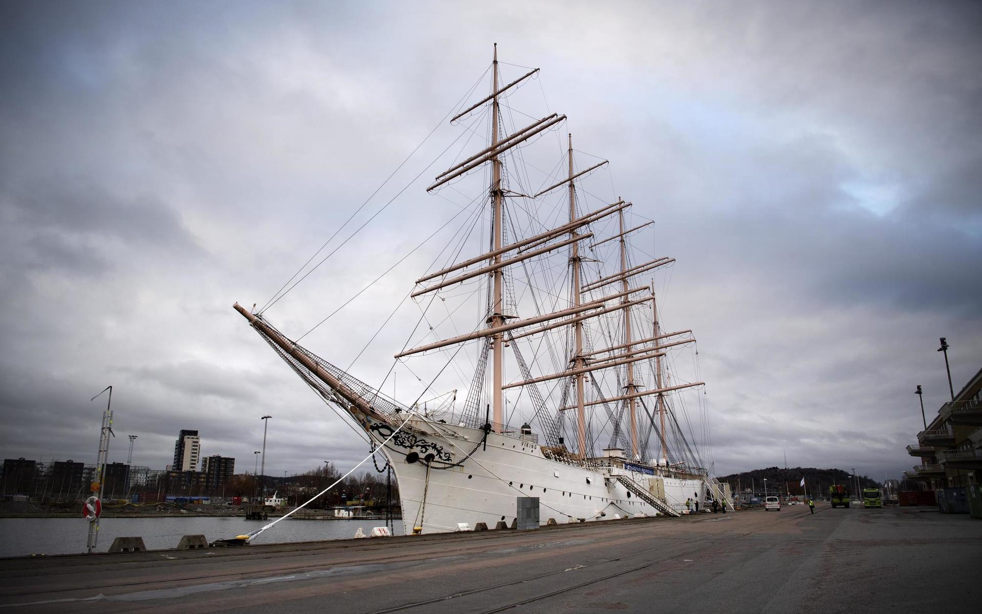 Viking är en fyrmastad bark och det största segelfartyg som byggts i Norden. 108 meter lång inklusive klyvarbom.