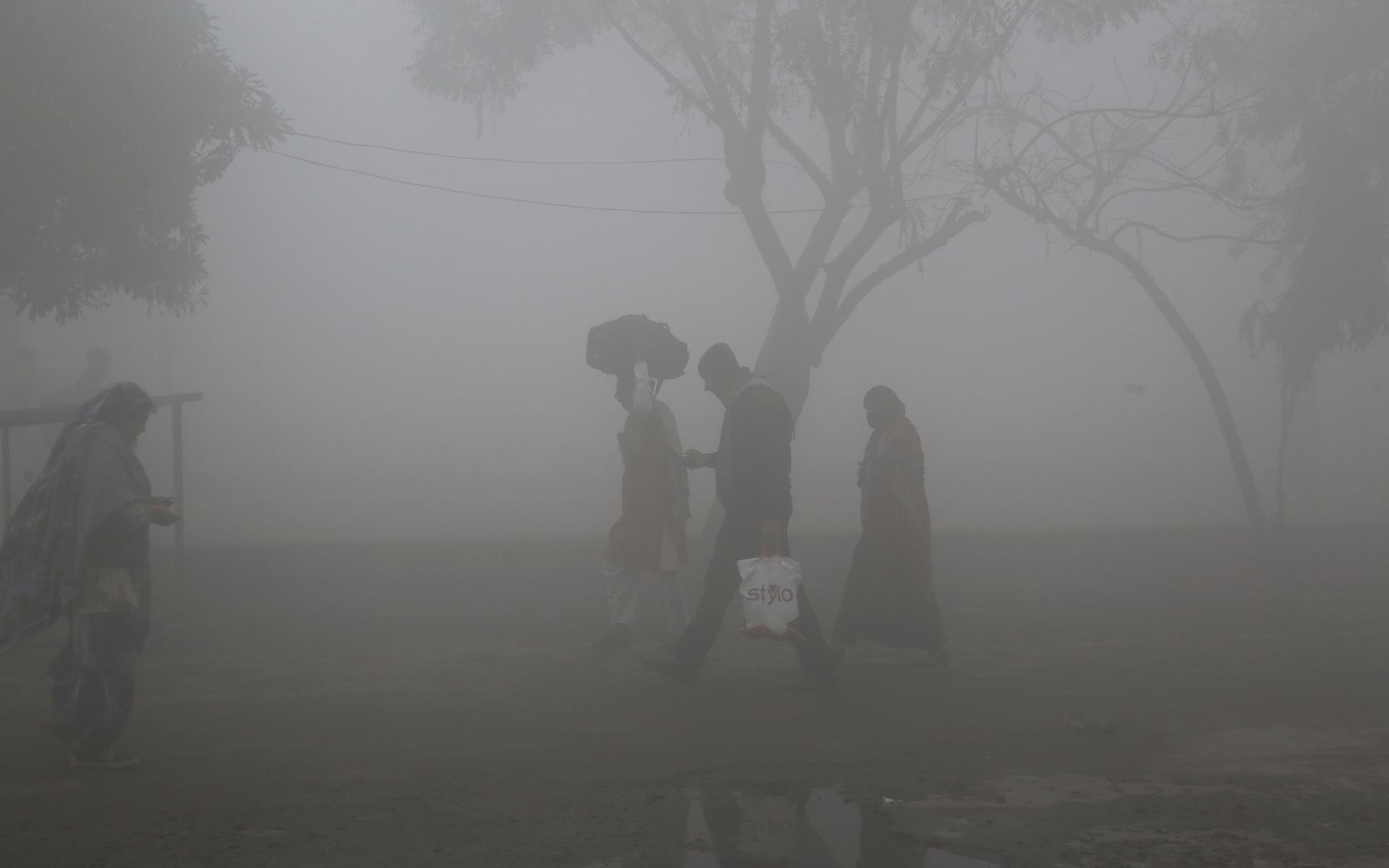 Invånarna i staden upplever andnöd, stickande ögon och illamående från den tjocka förorenade smogen. 
