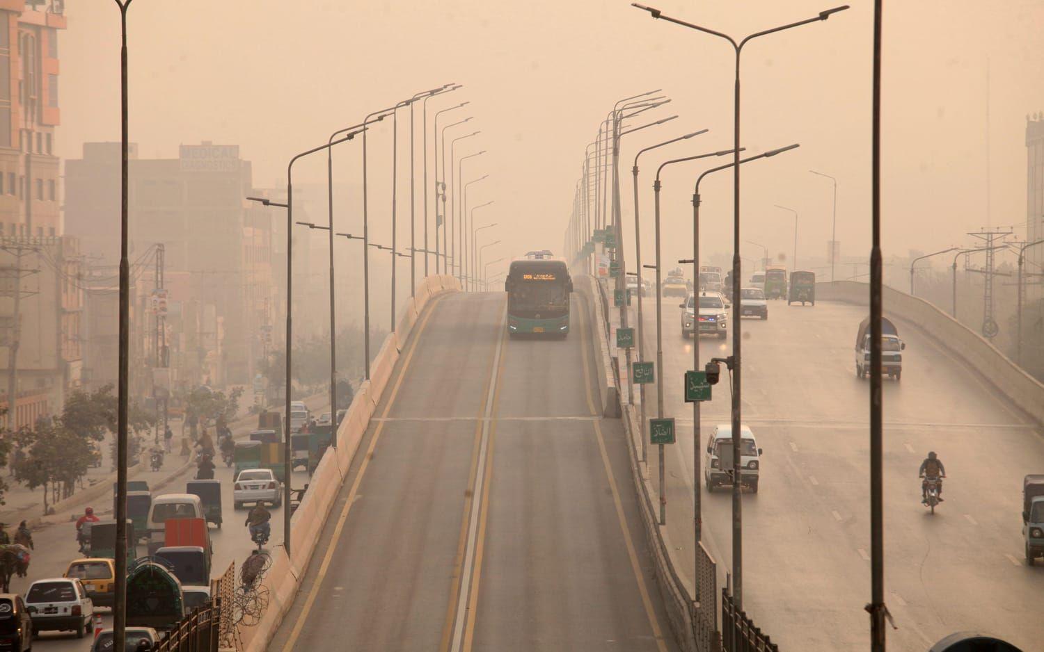 Pakistan har fått bevittna höga nivåer av luftföreningar de senaste åren då blandning av dieselångor, rök från brännandet av odlingsmarker och kallare vinterväder bidrar till en ihängande tjock smog.