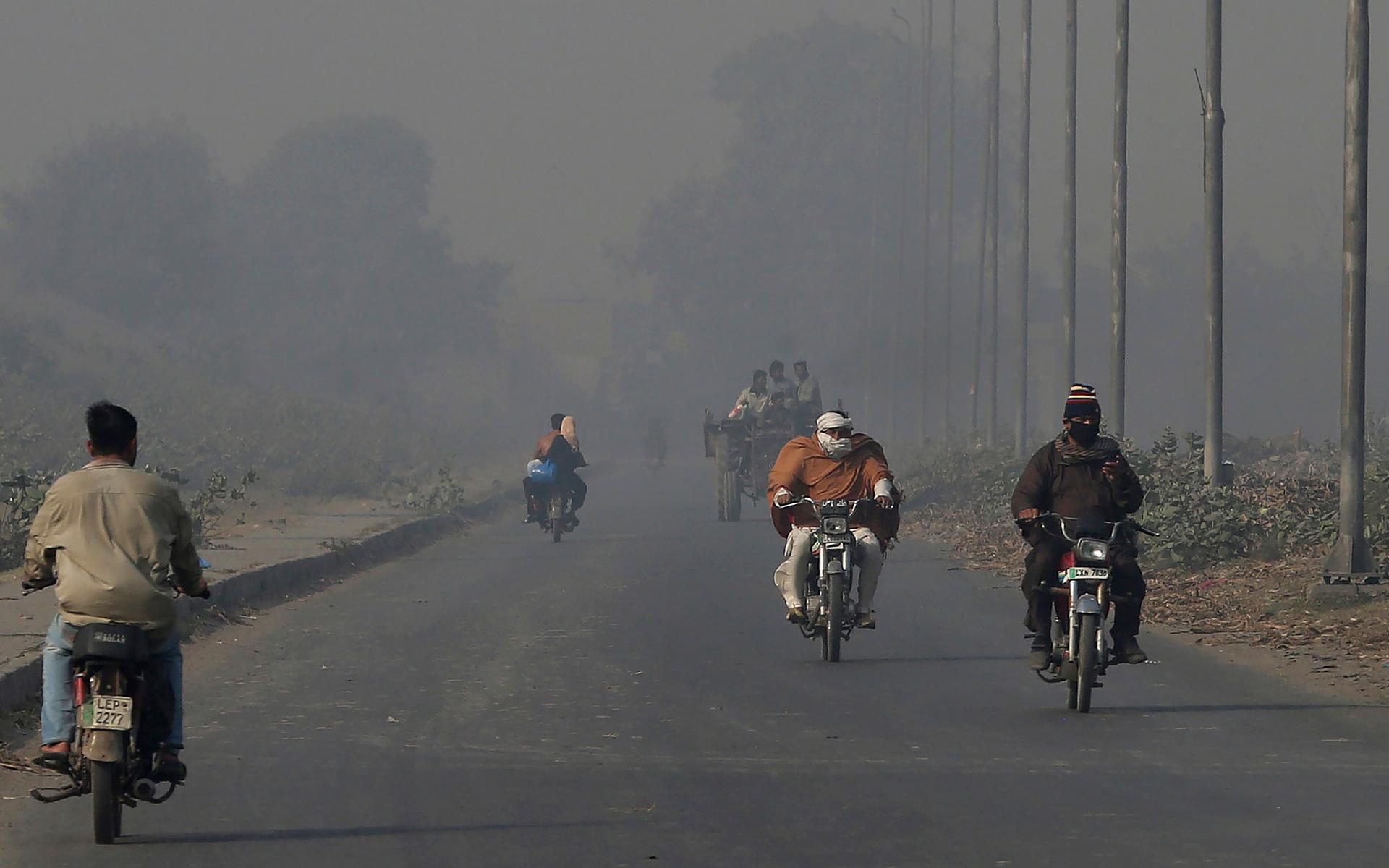 Pakistan har fått bevittna höga nivåer av luftföreningar de senaste åren då blandning av dieselångor, rök från brännandet av odlingsmarker och kallare vinterväder bidrar till en ihängande tjock smog.