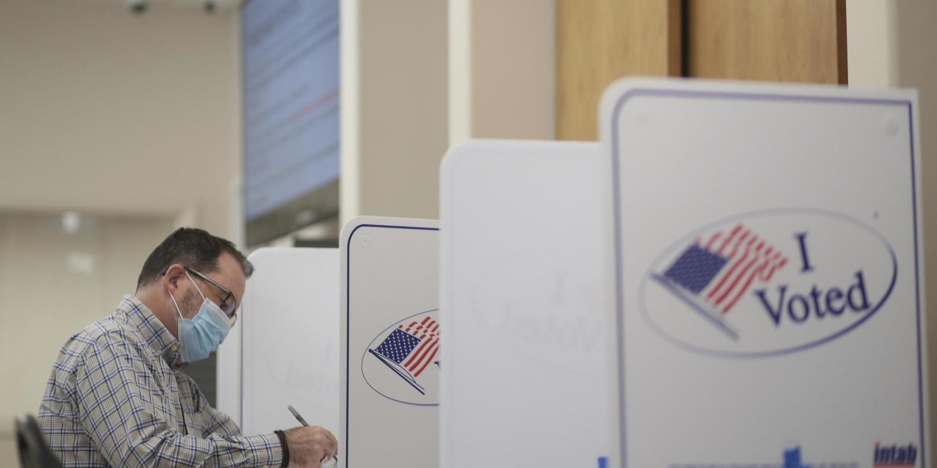 En väljare i Idaho förtidsröstar i det amerikanska presidentvalet som hålls den 3 november. Arkivbild.